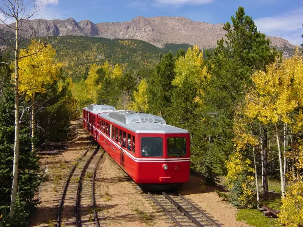 Tuyến đường sắt răng cưa Broadmoor Manitou v&agrave; Pikes Peak chạy xuy&ecirc;n qua những h&agrave;ng c&acirc;y dương. Ảnh: Denver post