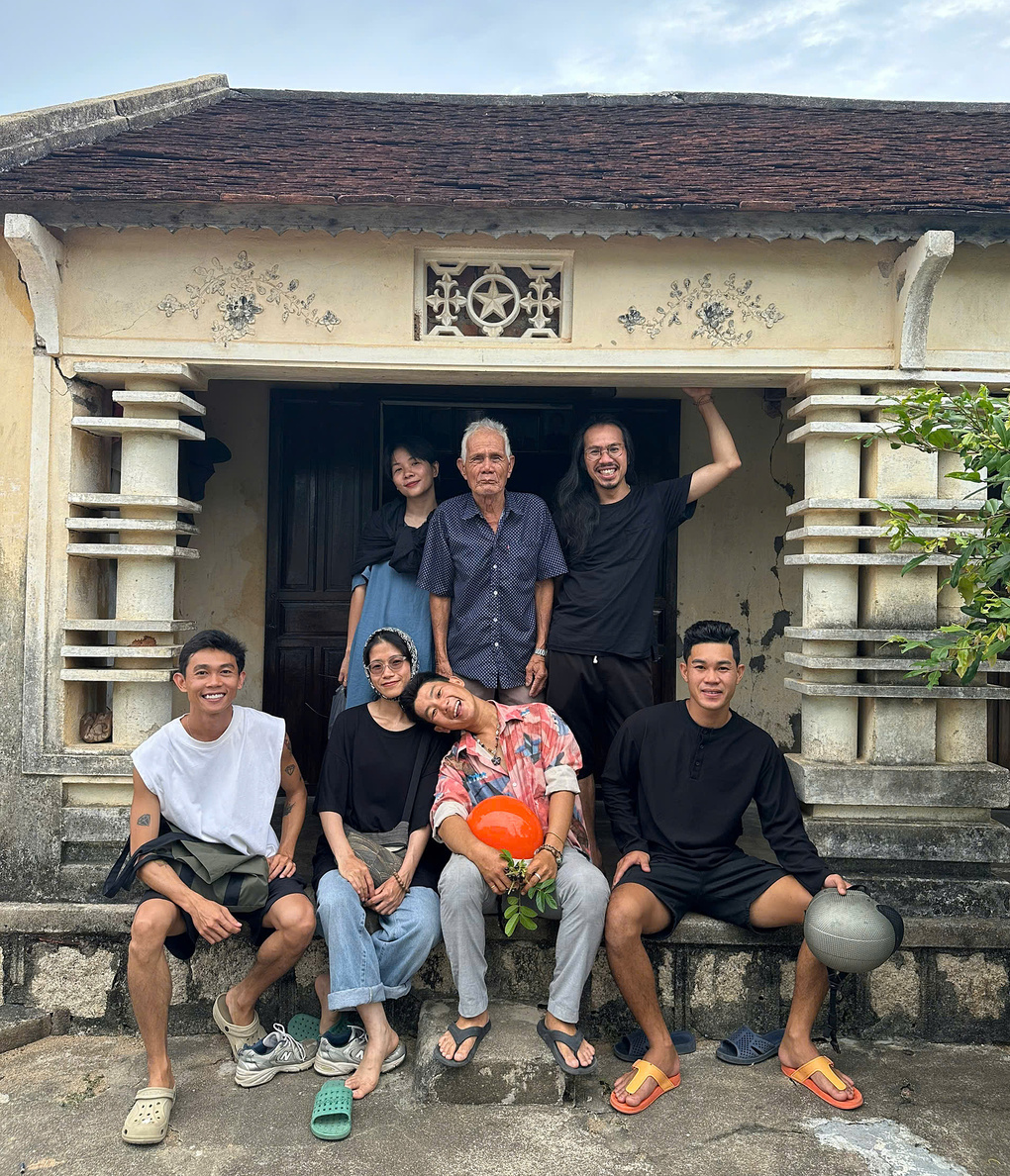 Lưu Phước (&aacute;o hồng, h&agrave;ng tr&ecirc;n) c&ugrave;ng c&aacute;c bạn trẻ trong cộng đồng l&agrave;m du lịch ở l&agrave;ng L&ograve;, tại một căn nh&agrave; cổ trong l&agrave;ng. Ảnh: NVCC