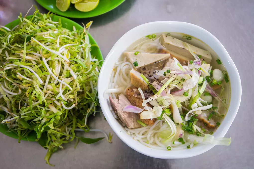 B&uacute;n sứa với rau sống được gợi &yacute; l&agrave; m&oacute;n ăn ph&ugrave; hợp trước ng&agrave;y race. Ảnh: Xu&acirc;n Phương