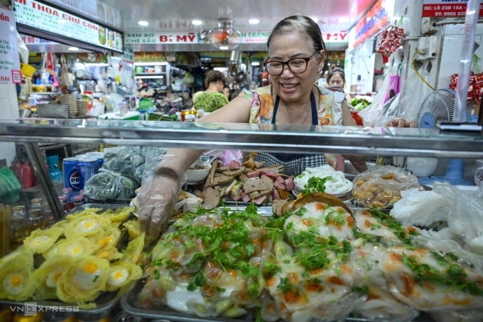 Mỗi phần b&aacute;nh thập cẩm gồm b&aacute;nh b&egrave;o, b&aacute;nh ướt, b&aacute;nh &iacute;t, b&aacute;nh bột lọc v&agrave; b&aacute;nh căn c&oacute; gi&aacute; 35.000 đồng, được đ&aacute;nh gi&aacute; l&agrave; đủ no cho c&aacute;c nữ du kh&aacute;ch. Ảnh: Giang Huy