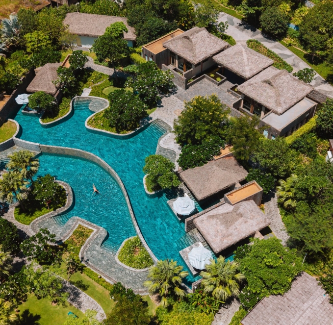 Hồ bơi ngo&agrave;i trời trong khu&ocirc;n vi&ecirc;n khu nghỉ dưỡng. Ảnh: Hoiana Resort & Golf
