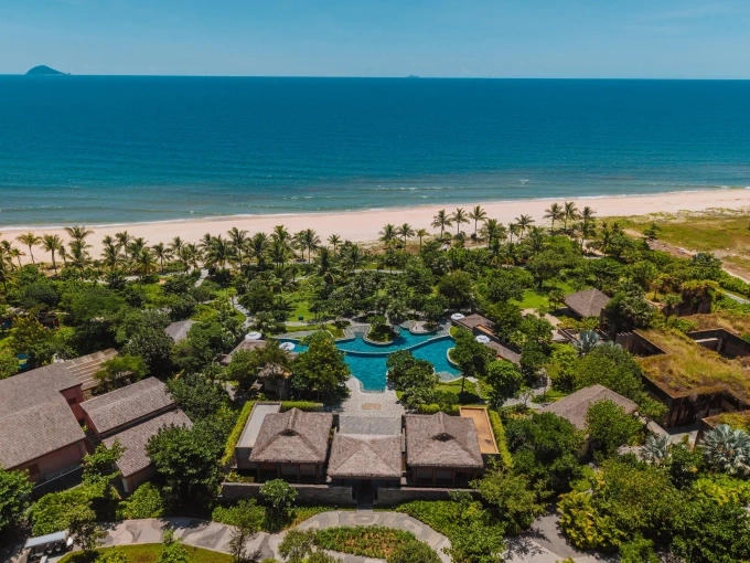 B&atilde;i biển ri&ecirc;ng tho&aacute;ng đ&atilde;ng v&agrave; kh&ocirc;ng gian xanh m&aacute;t tại Nam Hội An. Ảnh: Hoiana Resort & Golf