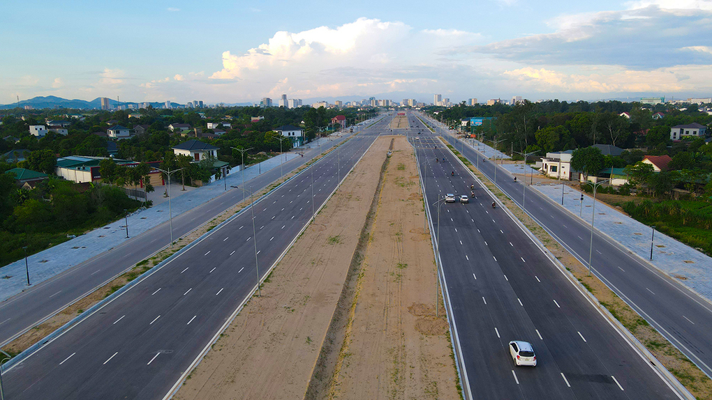 Đại lộ Vinh - Cửa L&ograve; l&agrave; một trong những đoạn hai cự ly d&agrave;i 21km v&agrave; 42km sẽ đi qua. Ảnh: Đức H&ugrave;ng