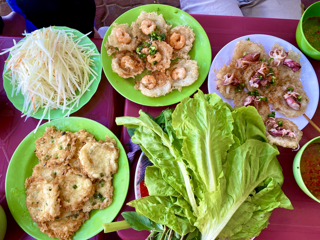 B&aacute;nh khọt l&agrave; một trong những đặc sản trứ danh Vũng T&agrave;u, được b&aacute;n nhiều tại đường B&agrave; Triệu trong trung t&acirc;m Vũng T&agrave;u. Ảnh: Th&aacute;i Anh