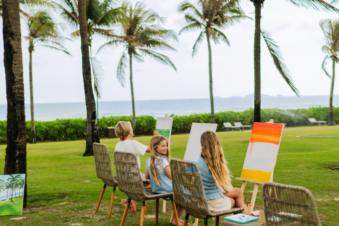 Lớp học vẽ tranh canvas ngo&agrave;i trời.  Ảnh: Radisson Blu Resort Cam Ranh