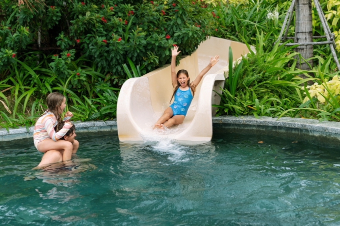 Gi&acirc;y ph&uacute;t sảng kho&aacute;i b&ecirc;n c&ocirc;ng vi&ecirc;n nước Rain Forest. Ảnh: Radisson Blu Resort Cam Ranh