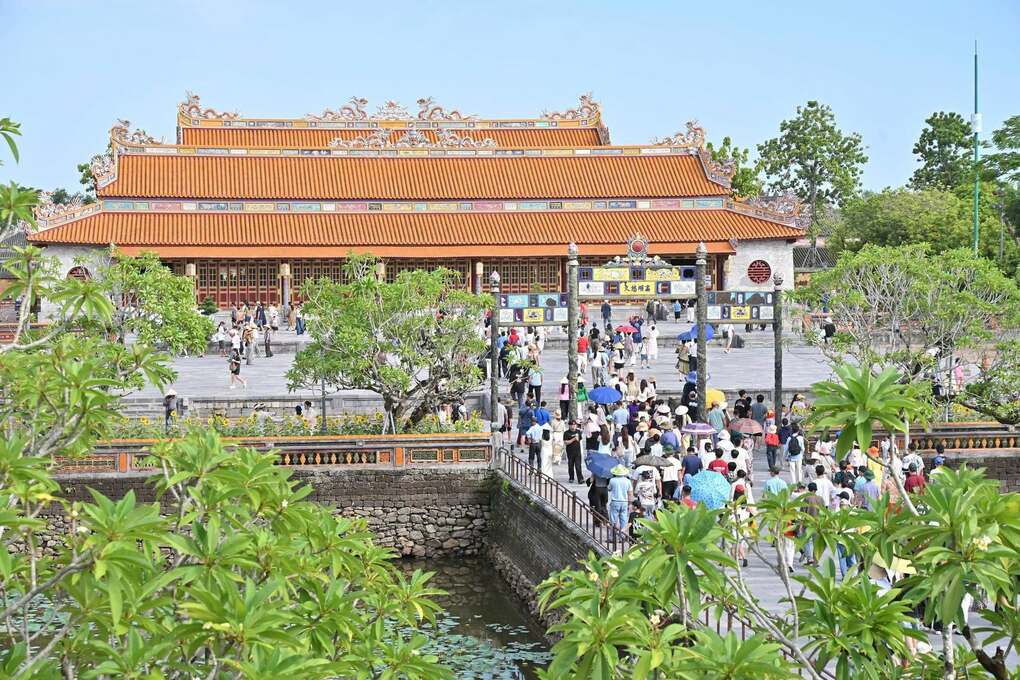 Du kh&aacute;ch tham quan kinh th&agrave;nh Huế dịp lễ 2/9. Ảnh: Trung t&acirc;m Bảo tồn Di t&iacute;ch Cố đ&ocirc; Huế