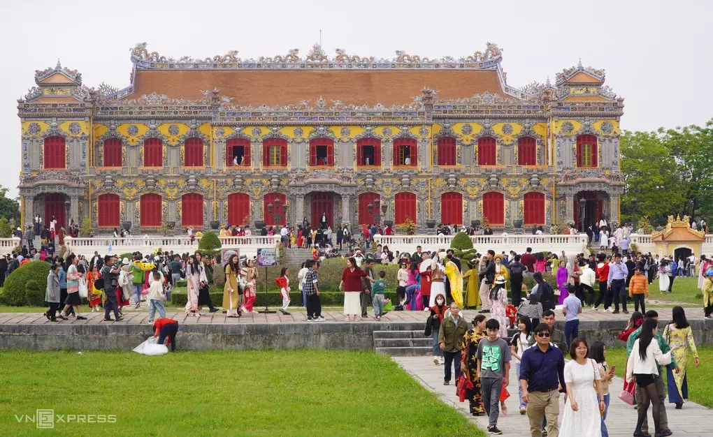 Du kh&aacute;ch tham quan điện Kiến Trung. Ảnh: V&otilde; Thạnh