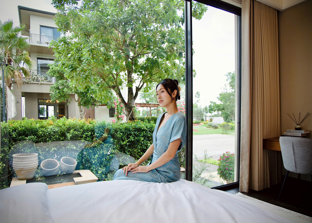Misoa diện đầm xanh mang sắc m&agrave;u s&ocirc;ng nước của Metiseko trong căn ph&ograve;ng c&oacute; tầm nh&igrave;n ra vườn xanh m&aacute;t tại Waterpoint. Ảnh: Metiseko