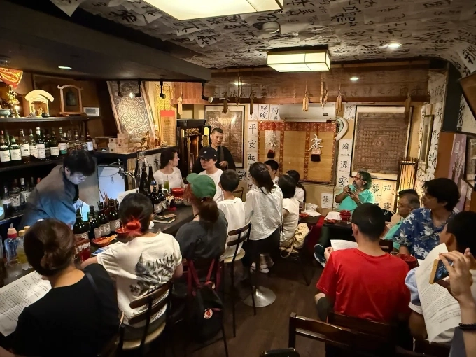 Thực kh&aacute;ch ngồi k&iacute;n qu&aacute;n Vowz Bar. Ảnh: Brian