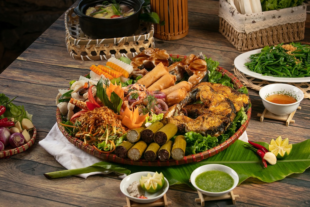 Mẹt ẩm thực địa phương tại nh&agrave; h&agrave;ng Bamboo. Ảnh: Mai Chau Hideaway Lake Resort