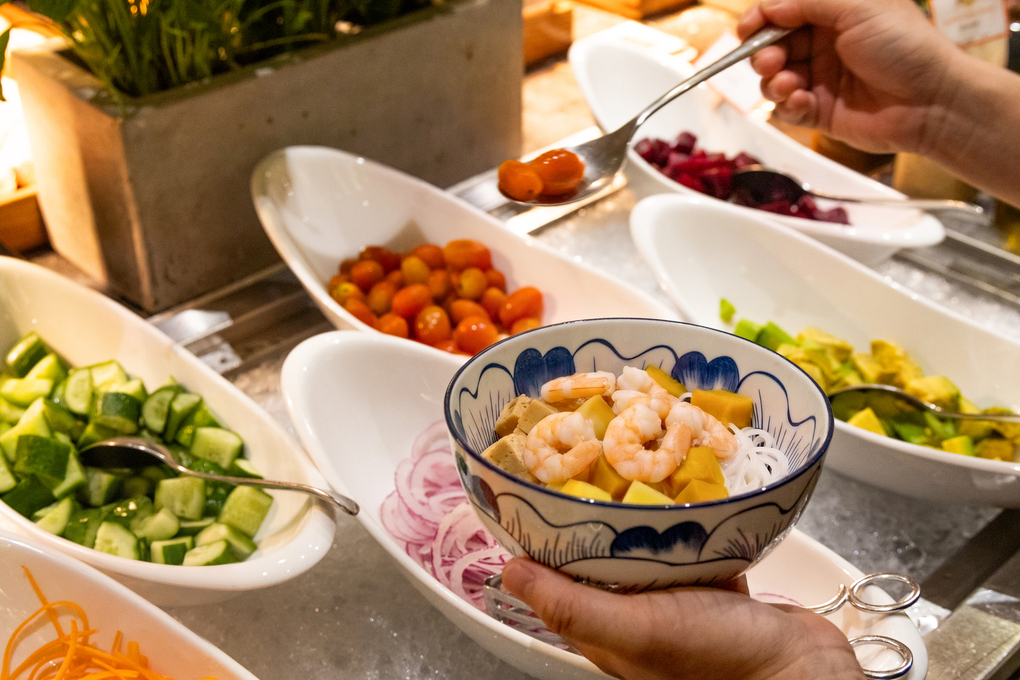 Khu vực Poke Bowl tại nh&agrave; h&agrave;ng Daily Social cho ph&eacute;p thực kh&aacute;ch tự thiết kế khẩu phần ăn. Ảnh: Sheraton Phu Quoc Long Beach Resort