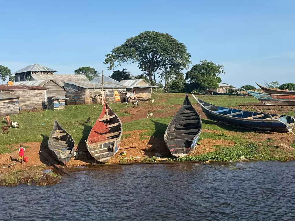 Một l&agrave;ng ch&agrave;i ở quần đảo Ssese. Ngư d&acirc;n dựa v&agrave;o ph&agrave; để vận chuyển đ&aacute; lạnh mỗi ng&agrave;y nhằm giữ cho c&aacute; tươi, sau đ&oacute; chở c&aacute; về Entebbe để b&aacute;n ở chợ. Ảnh: CNN