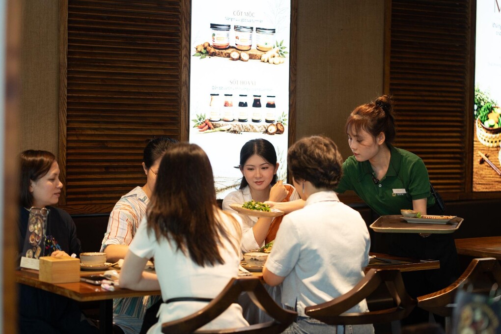 Kh&ocirc;ng gian nh&agrave; h&agrave;ng được thiết kế theo phong c&aacute;ch truyền thống, ph&ugrave; hợp nh&oacute;m gia đ&igrave;nh, bạn b&egrave; hoặc tiếp kh&aacute;ch. Ảnh: Hoa Vị