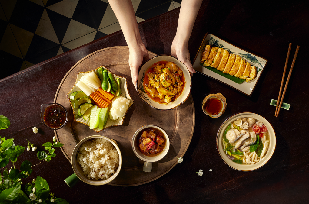 B&ecirc;n cạnh c&aacute; v&agrave; gạo, thực đơn ưu ti&ecirc;n rau, củ, hạt, nấm c&ugrave;ng những thực phẩm c&oacute; thời điểm thu hoạch ph&ugrave; hợp trong năm. Ảnh: Hoa Vị