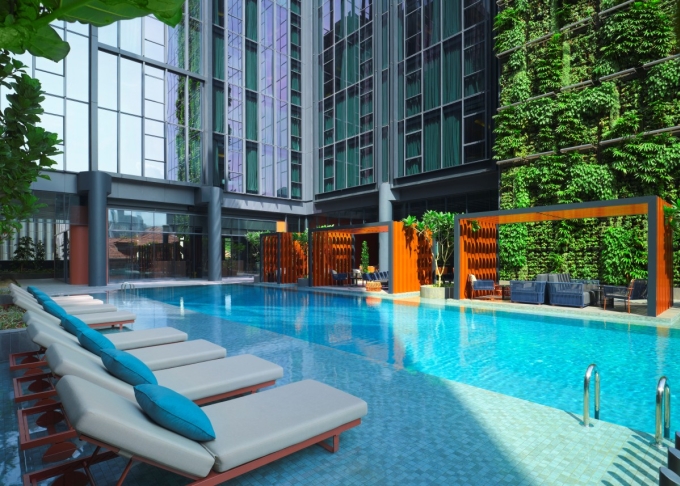Khu hồ bơi v&ocirc; cực tr&ecirc;n tầng thượng c&oacute; trang bị b&agrave;n v&agrave; sofa, hợp c&aacute;c buổi gặp gỡ, kết nối sau giờ l&agrave;m. Ảnh: Pullman Singapore Hill Street