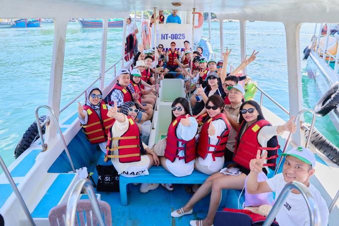 Du kh&aacute;ch trải nghiệm ngắm san h&ocirc; qua t&agrave;u đ&aacute;y k&iacute;nh. Ảnh: Đất Việt Tour