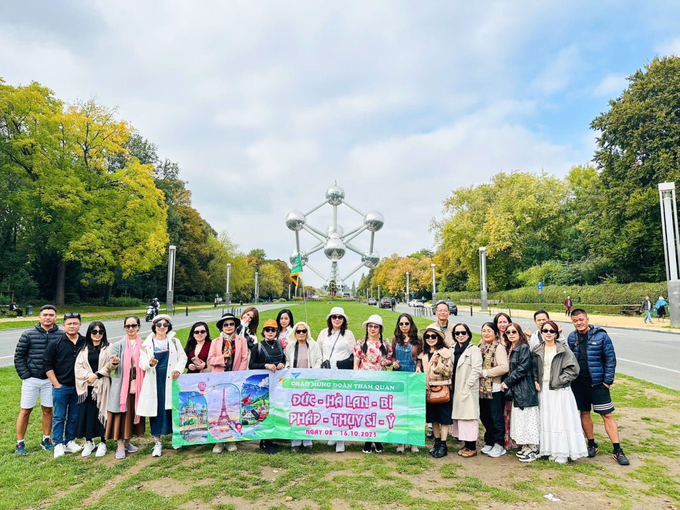 Đo&agrave;n kh&aacute;ch tham quan ch&acirc;u &Acirc;u. Ảnh: Đất Việt Tour