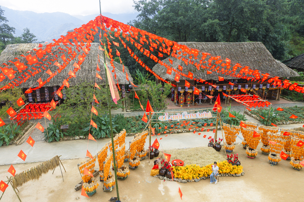 Bản M&acirc;y nằm dưới ch&acirc;n n&uacute;i. Ảnh: Sun Group