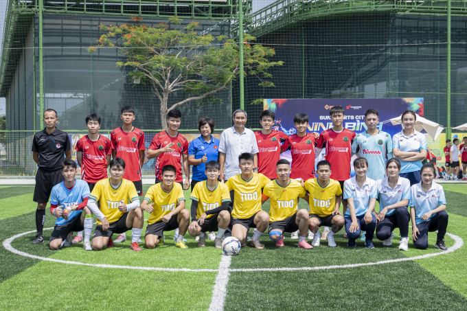 Đội giao hữu b&oacute;ng đ&aacute; trong Sun Sports City Ninh Binh Opening Festival. Ảnh: Sun Group