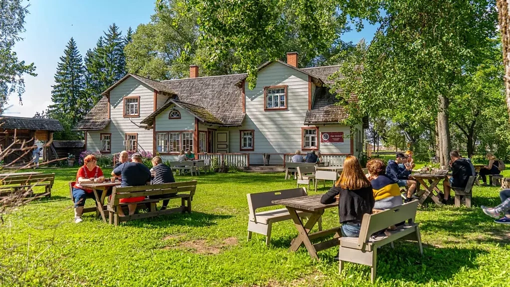 Người d&acirc;n Estonia mở qu&aacute;n c&agrave; ph&ecirc; ngay tại s&acirc;n nh&agrave; v&agrave;o mỗi dịp h&egrave;. Ảnh: BBC