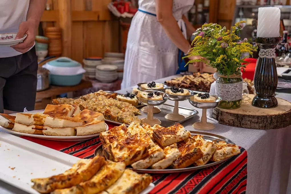 Người d&acirc;n Estonia chuẩn bị b&aacute;nh mỳ phết ph&ocirc; mai, c&aacute;c loại b&aacute;nh ngọt v&agrave; mặn c&ugrave;ng đồ uống để phục vụ kh&aacute;ch trong sự kiện Ng&agrave;y c&agrave; ph&ecirc; tại nh&agrave;. Ảnh: BBC