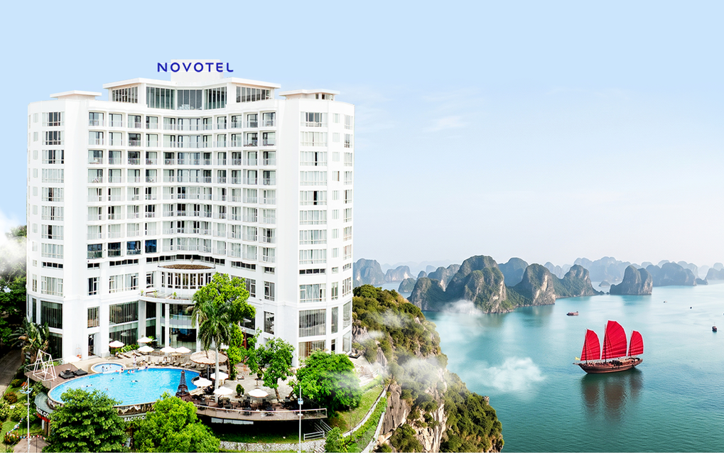 Novotel Ha Long Bay toạ lạc tại trung t&acirc;m B&atilde;i Ch&aacute;y, b&ecirc;n vịnh di sản. Ảnh: Novotel Ha Long Bay