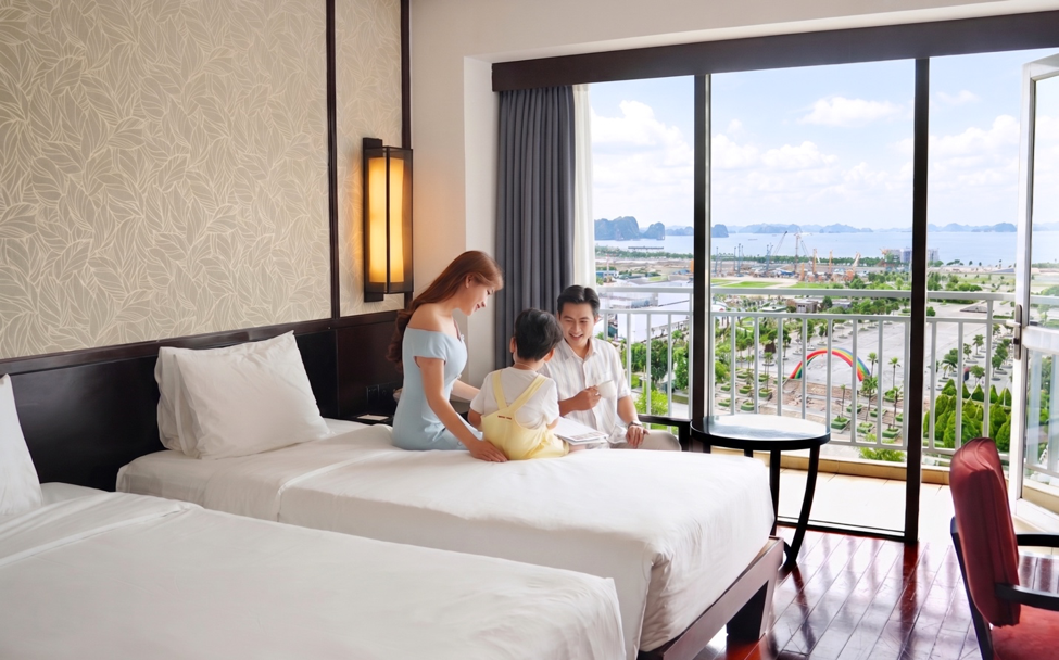 Kh&ocirc;ng gian lưu tr&uacute; ch&uacute; trọng  sự ri&ecirc;ng tư v&agrave; thoải m&aacute;i cho kỳ nghỉ gia đ&igrave;nh. Ảnh: Novotel Ha Long Bay