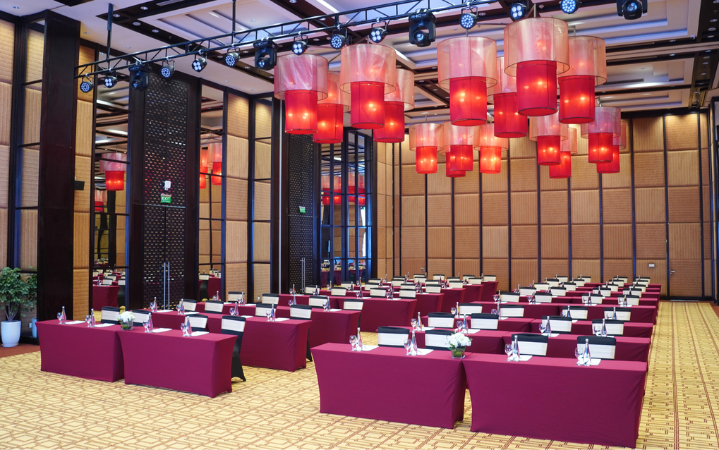 Ph&ograve;ng Đại Tiệc Y&ecirc;n Tử với sức chứa 300 kh&aacute;ch, đ&aacute;p ứng mọi nhu cầu MICE. Ảnh: Novotel Ha Long Bay