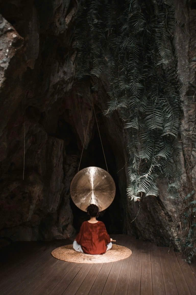 Du kh&aacute;ch trải nghiệm tắm &acirc;m thanh với Gong. Ảnh: Auko