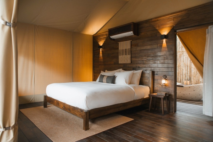 Mỗi lều được trang bị giường ngủ, bồn tắm ngo&agrave;i trời, minibar với đồ ăn nhẹ. Ảnh: Auko