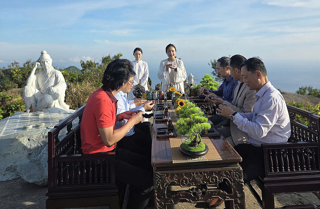 Khung cảnh buổi thưởng tr&agrave;. Ảnh: Liễu Trang