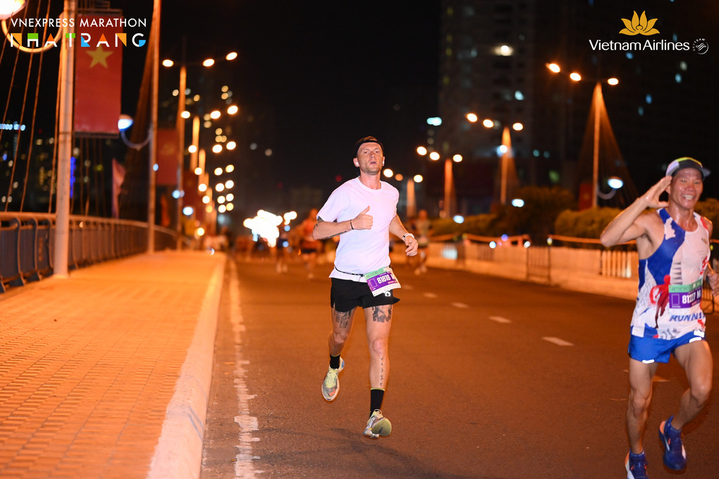 Runner người Ukraine c&oacute; đến 11 năm sống v&agrave; l&agrave;m việc tại Nha Trang n&ecirc;m đ&atilde; th&acirc;n thuộc địa h&igrave;nh, cung đường v&agrave; thời tiết tại đ&acirc;y. Ảnh: VnExpress Marathon