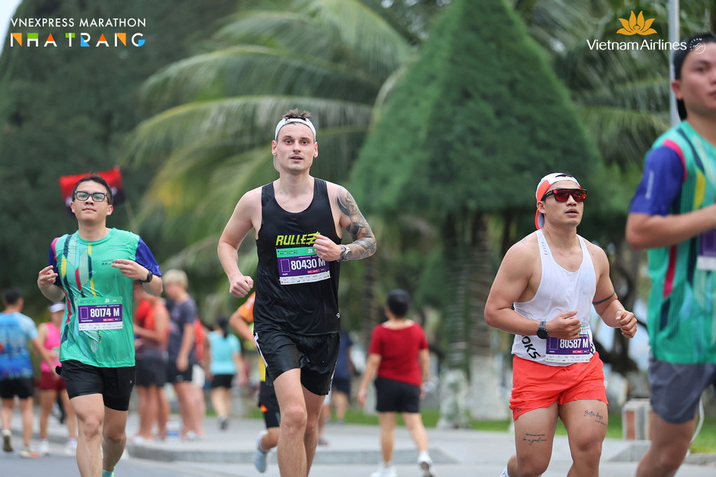 Vasa cho biết sẽ trở lại VnExpress Marathon Nha Trang v&agrave;o năm sau v&igrave; y&ecirc;u cảnh sắc v&agrave; cung đường chạy bộ tại đ&acirc;y. Ảnh: VnExpress Marathon
