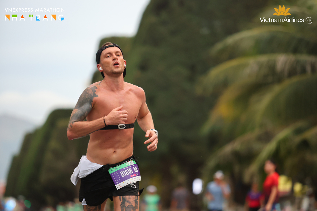 Kotsya bứt tốc ở những km cuối của chặng 21km. Ảnh: VnExpress Marathon