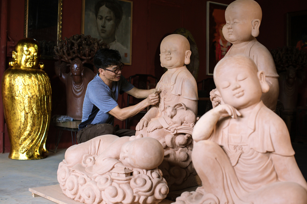414 tượng gốm mang cảm hứng Phật gi&aacute;o do nghệ sĩ Nguyễn Tuấn (Tuấn Gốm) c&ugrave;ng c&aacute;c nghệ nh&acirc;n l&agrave;ng gốm Ph&ugrave; L&atilde;ng (Bắc Ninh) thực hiện. Ảnh: Sun Group