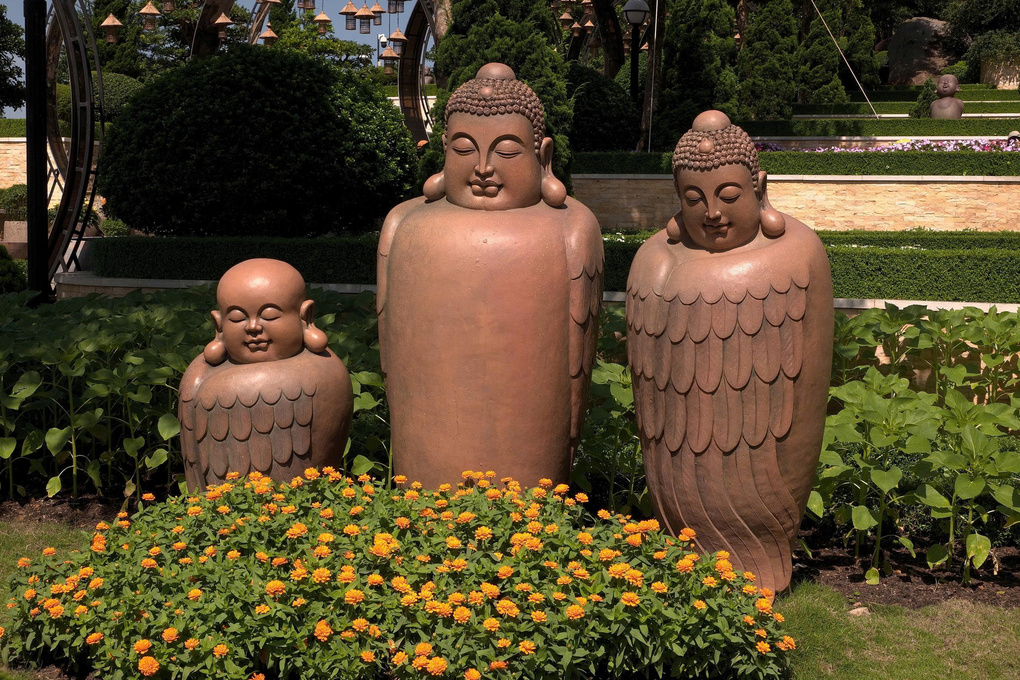 Những t&aacute;c phẩm gốm Phật M&igrave;nh Chim &ndash; điểm nhấn của kh&ocirc;ng gian trưng b&agrave;y. Ảnh: Sun Group