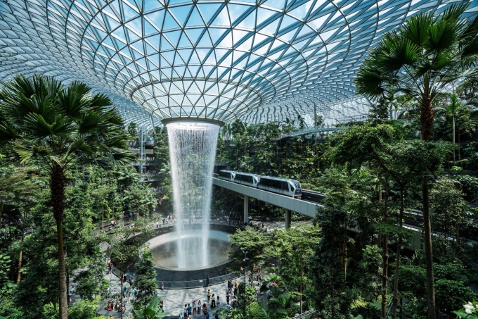 Jewel Changi, s&acirc;n bay 1,2 tỷ USD của Singapore, được v&iacute; như khu vườn ma thuật với th&aacute;c nước nh&acirc;n tạo v&agrave; 5 tầng tr&agrave;n ngập c&acirc;y cối. Ảnh: Vietrantour