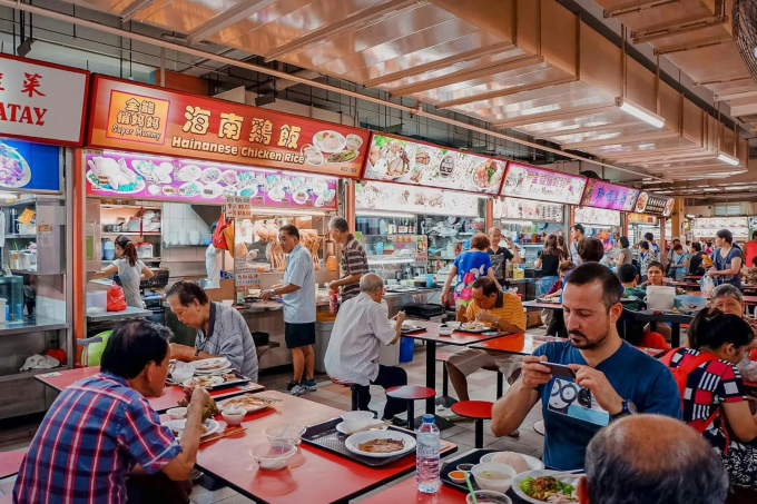 Du kh&aacute;ch thưởng thức ẩm thực đặc trưng ở c&aacute;c trung t&acirc;m thương mại Singapore. Ảnh: Vietrantour