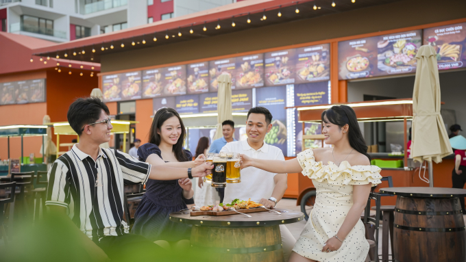 Du kh&aacute;ch thưởng thức bia thủ c&ocirc;ng Sun KraftBeer. Ảnh: Sun Group