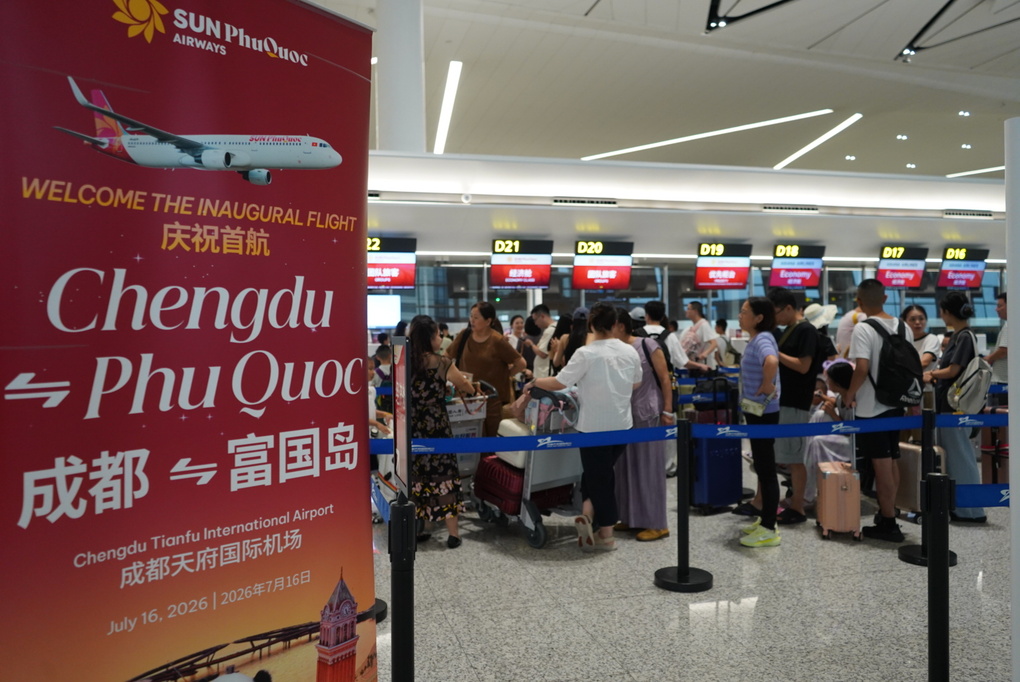 Du kh&aacute;ch tại Th&agrave;nh Đ&ocirc; l&agrave;m thủ tục check-in chuyến bay. Ảnh: SPA