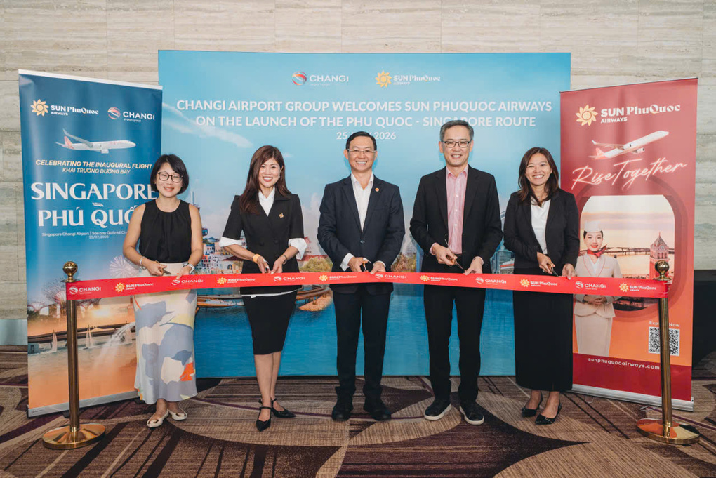 Đại diện Sun PhuQuoc Airways cắt băng khai trương đường bay tại Singapore. Ảnh: SPA