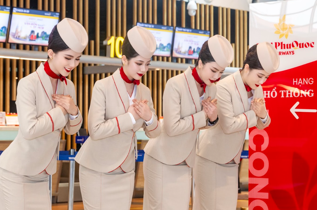Nh&acirc;n vi&ecirc;n của Sun PhuQuoc Airways với điệu ch&agrave;o v&agrave; đồng phục đặc trưng. Ảnh: SPA