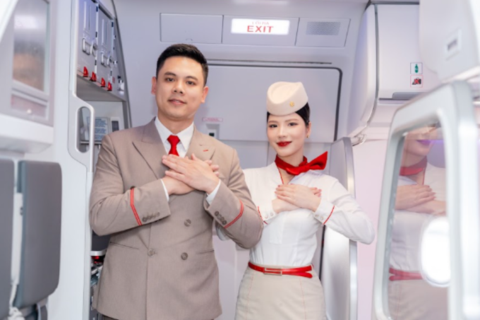 Tiếp vi&ecirc;n Sun PhuQuoc Airways tr&ecirc;n chuyến bay. Ảnh: SPA