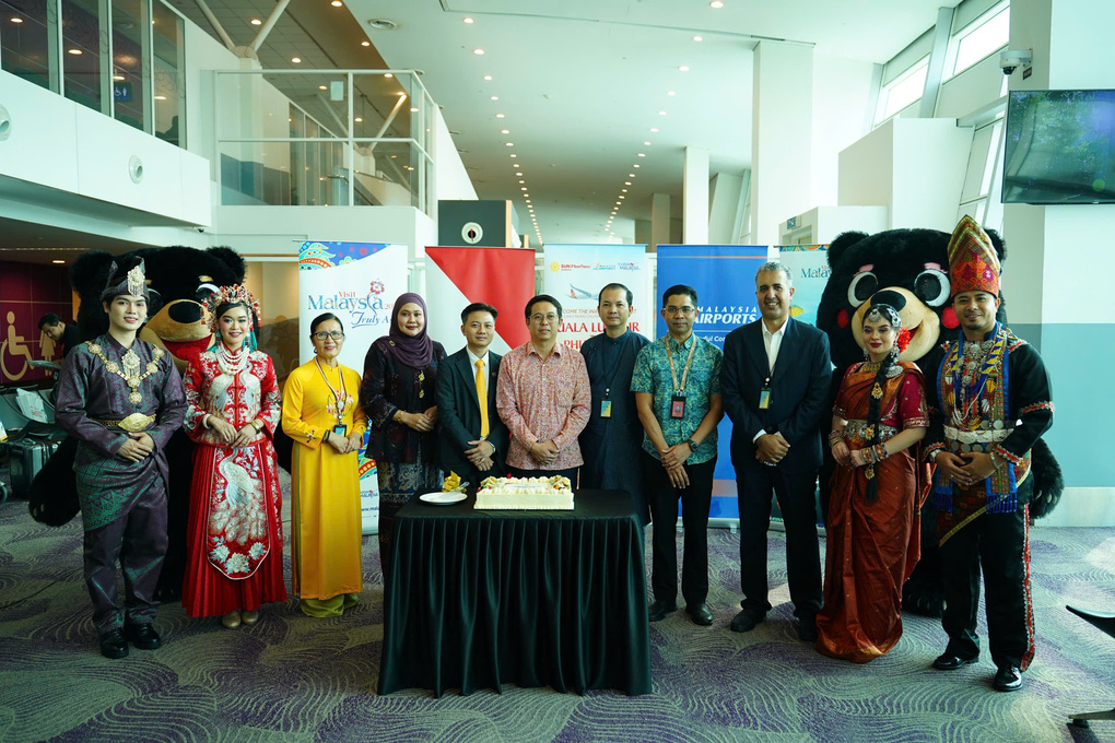 Đại diện Cơ quan X&uacute;c tiến Du lịch Malaysia v&agrave; Sun PhuQuoc Airways trong lễ khai trương chuyến bay. Ảnh: SPA