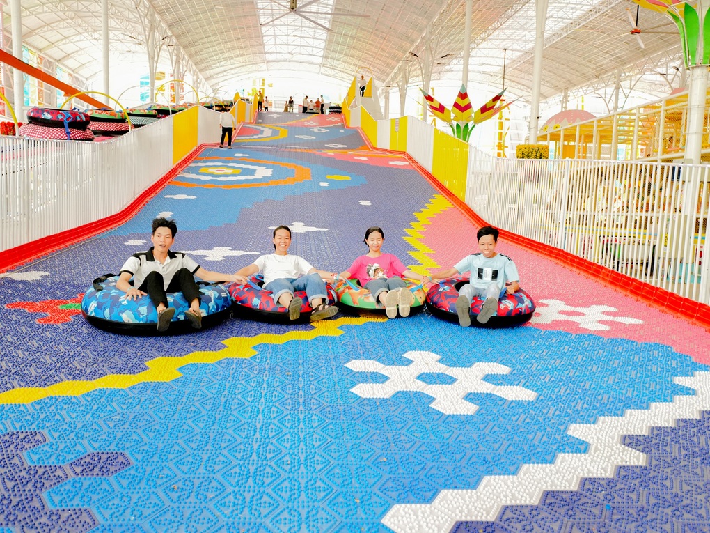 Đường trượt sắc m&agrave;u Rainbow Rush được Suối Ti&ecirc;n đưa v&agrave;o hoạt động từ th&aacute;ng 6. Ảnh: Suối Ti&ecirc;n