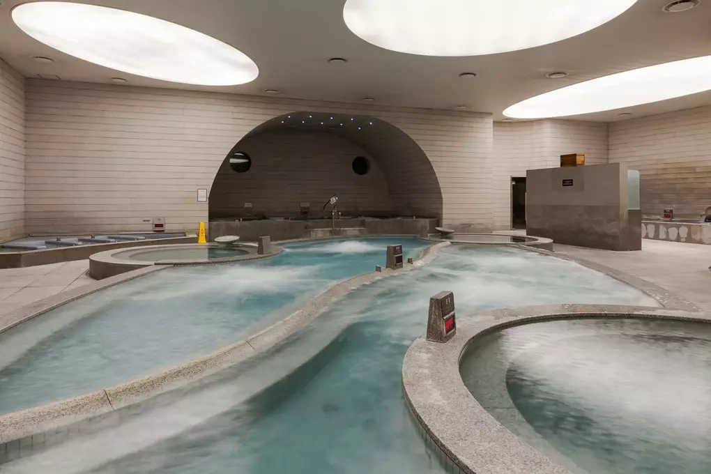 Bể bơi c&oacute; ch&uacute; th&iacute;ch nhiệt độ tại Spa Land . Ảnh: Spaland Centum City