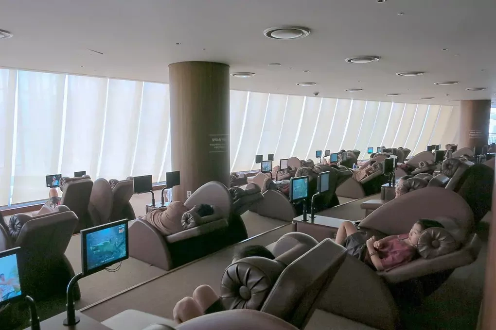 Du kh&aacute;ch thư gi&atilde;n, chợp mắt v&agrave; xem TV tại Spa Land. Ảnh: Melody