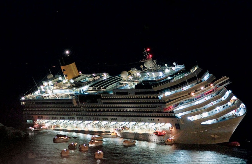 T&agrave;u Costa Concordia bị nghi&ecirc;ng về b&ecirc;n phải sau va chạm. Ảnh: Vanity Fair