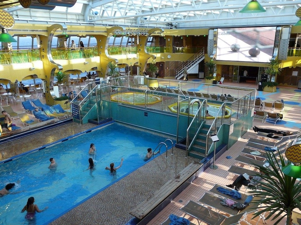 Hồ bơi tr&ecirc;n t&agrave;u Costa Concordia. Ảnh: Telegraph